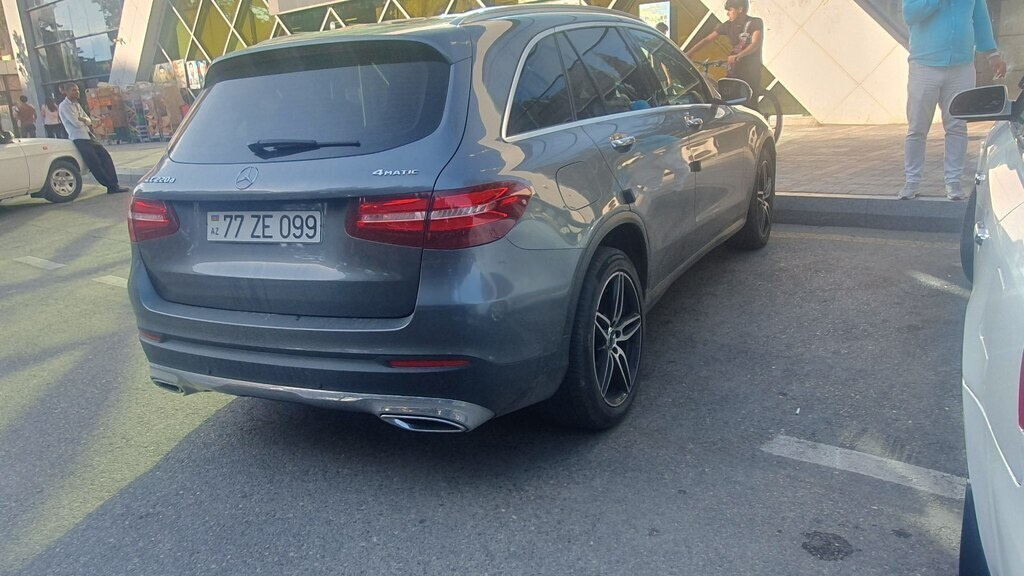 2016 Mercedes GLC 250 4MATIC, 2.1L, 202800km - Image 2