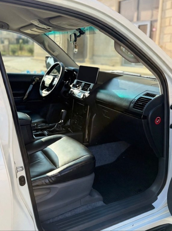 2010 Toyota Land Cruiser Prado, 2.7L, 179000km - Image 12