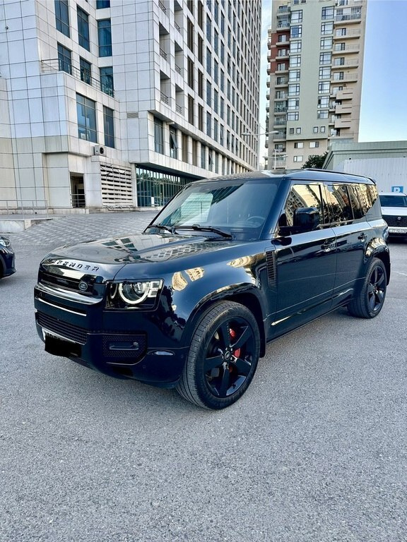 2024 Land Rover Defender, 2.0L, 10000km - Image 1