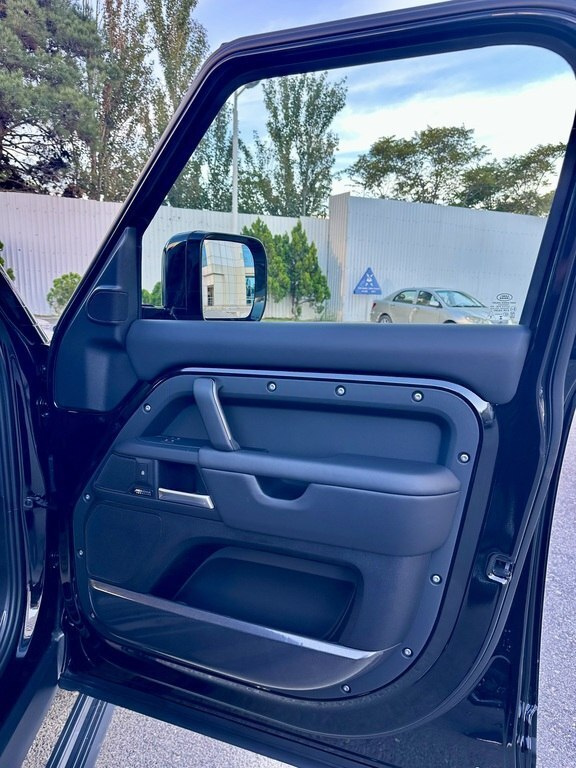 2024 Land Rover Defender, 2.0L, 10000km - Image 11