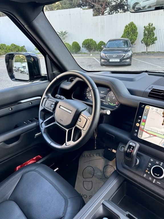 2024 Land Rover Defender, 2.0L, 10000km - Image 14