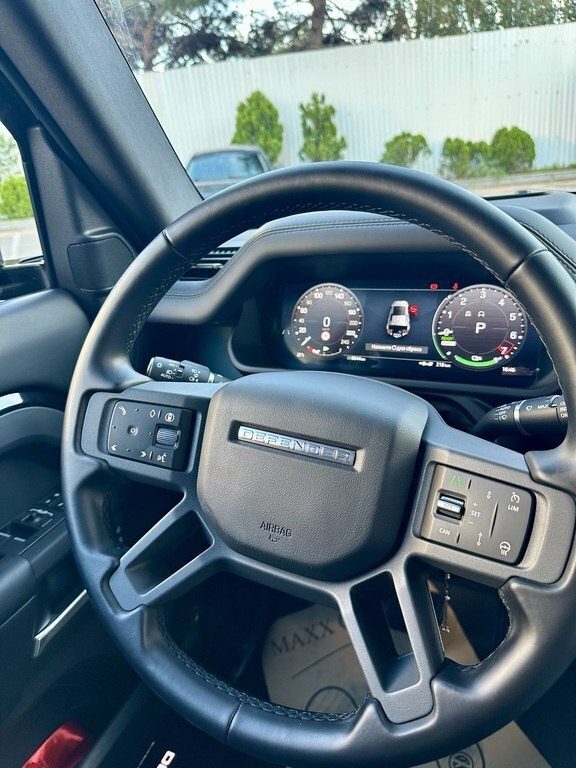 2024 Land Rover Defender, 2.0L, 10000km - Image 19