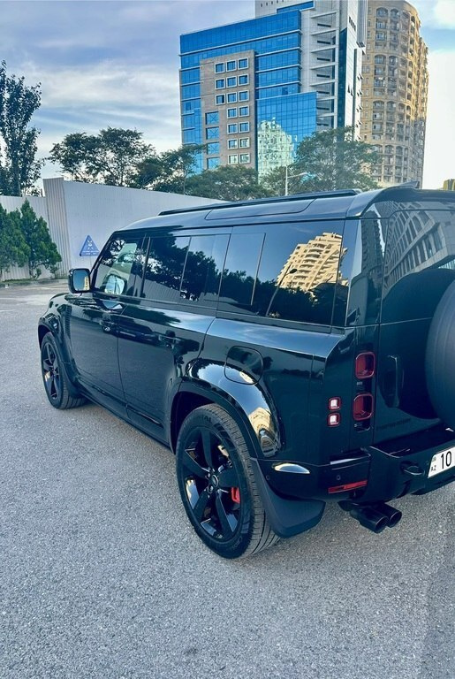 2024 Land Rover Defender, 2.0L, 10000km - Image 3