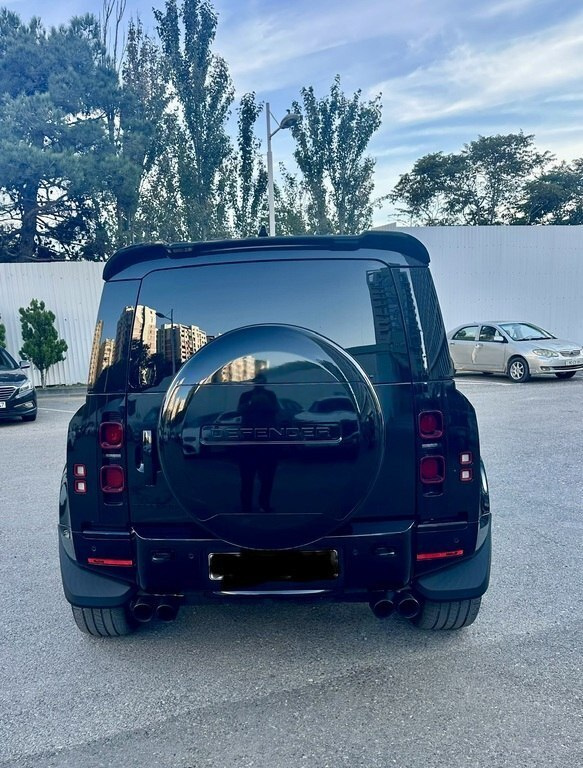 2024 Land Rover Defender, 2.0L, 10000km - Image 4
