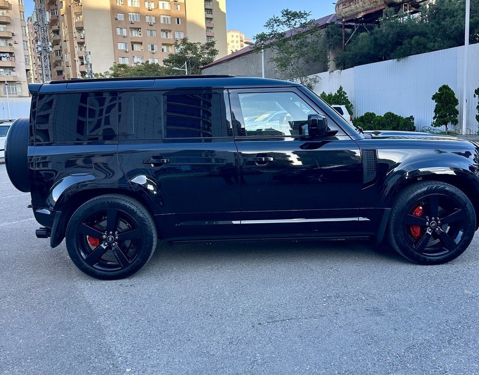 2024 Land Rover Defender, 2.0L, 10000km - Image 5
