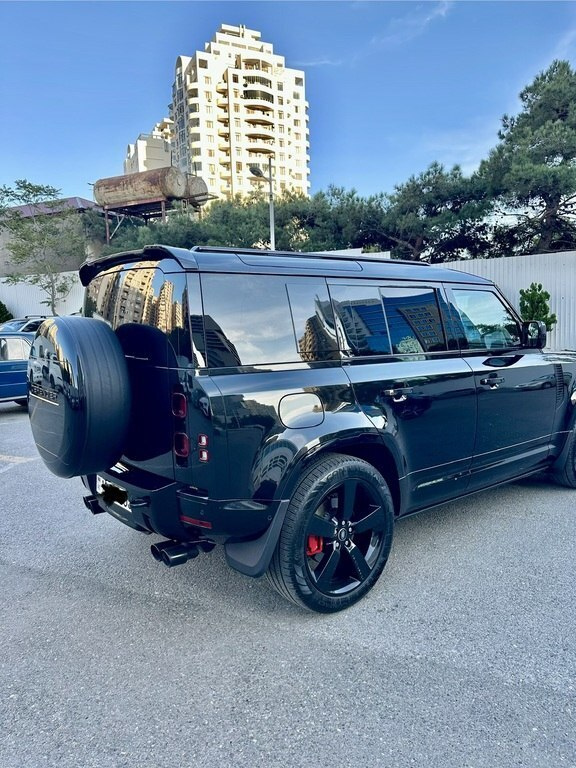 2024 Land Rover Defender, 2.0L, 10000km - Image 7