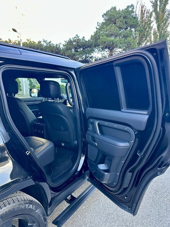 2024 Land Rover Defender, 2.0L, 10000km - Image 8