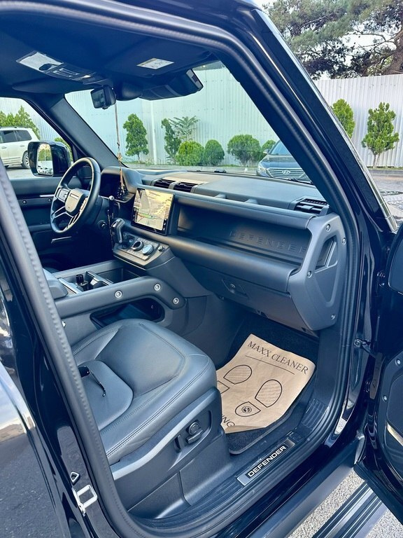 2024 Land Rover Defender, 2.0L, 10000km - Image 10