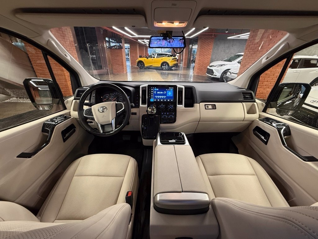 2025 Toyota HiAce, 3.5L, 2500km - Image 11
