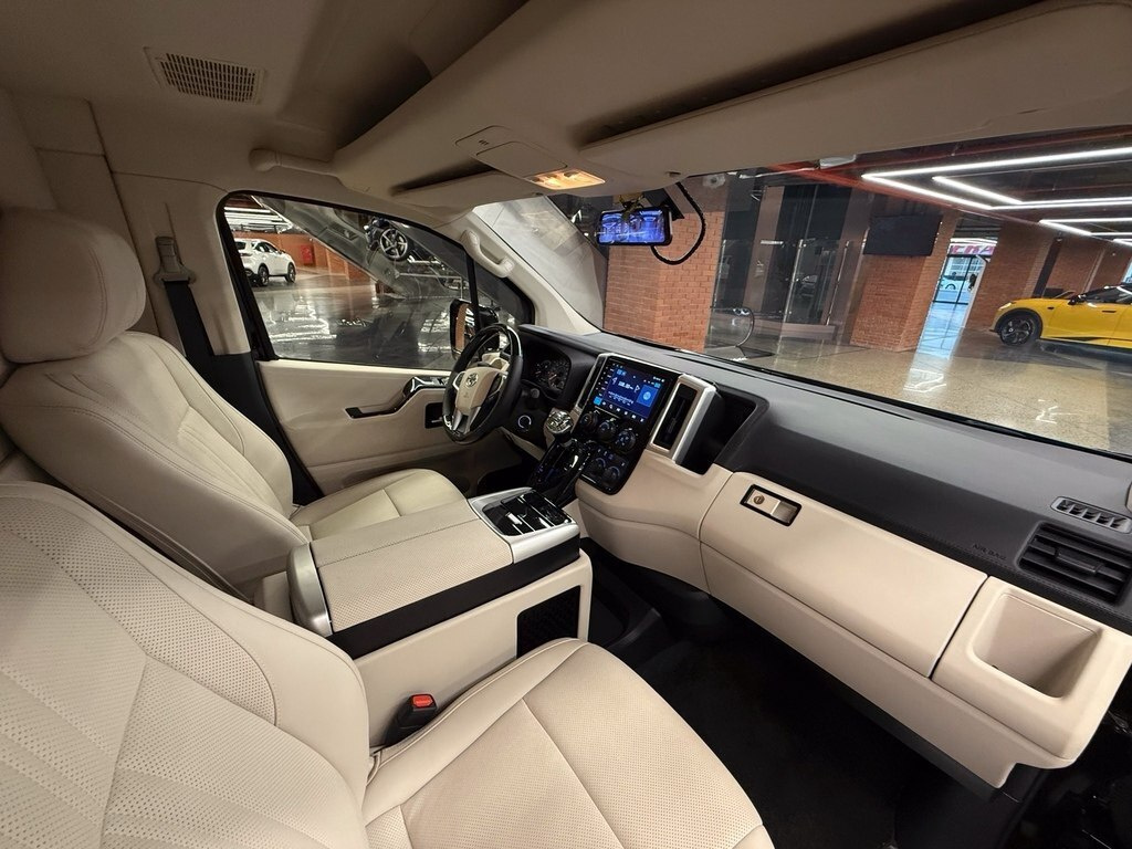 2025 Toyota HiAce, 3.5L, 2500km - Image 12