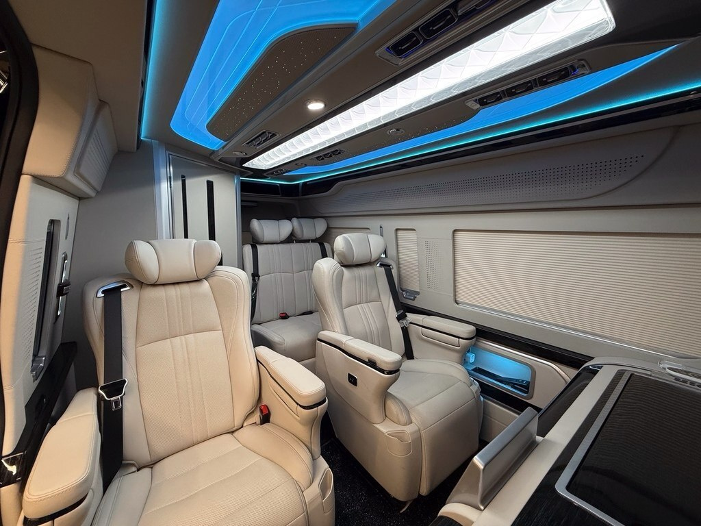 2025 Toyota HiAce, 3.5L, 2500km - Image 13