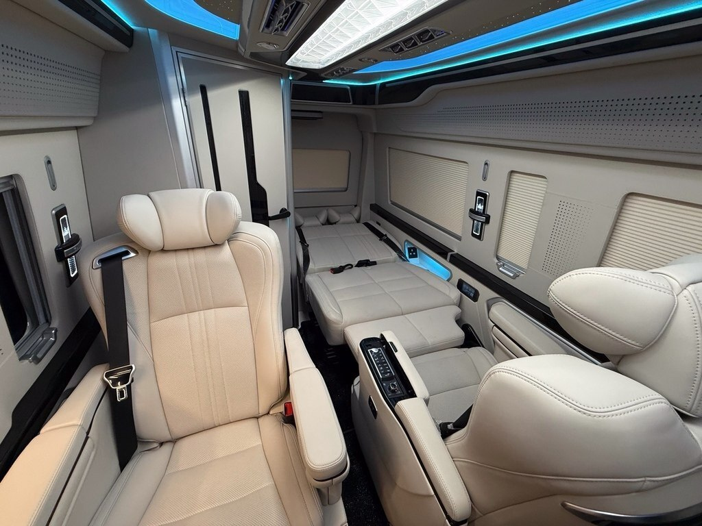 2025 Toyota HiAce, 3.5L, 2500km - Image 14