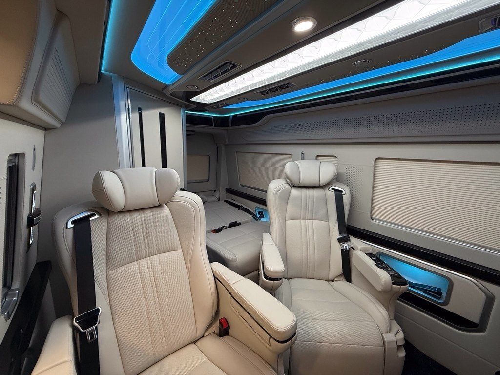 2025 Toyota HiAce, 3.5L, 2500km - Image 16