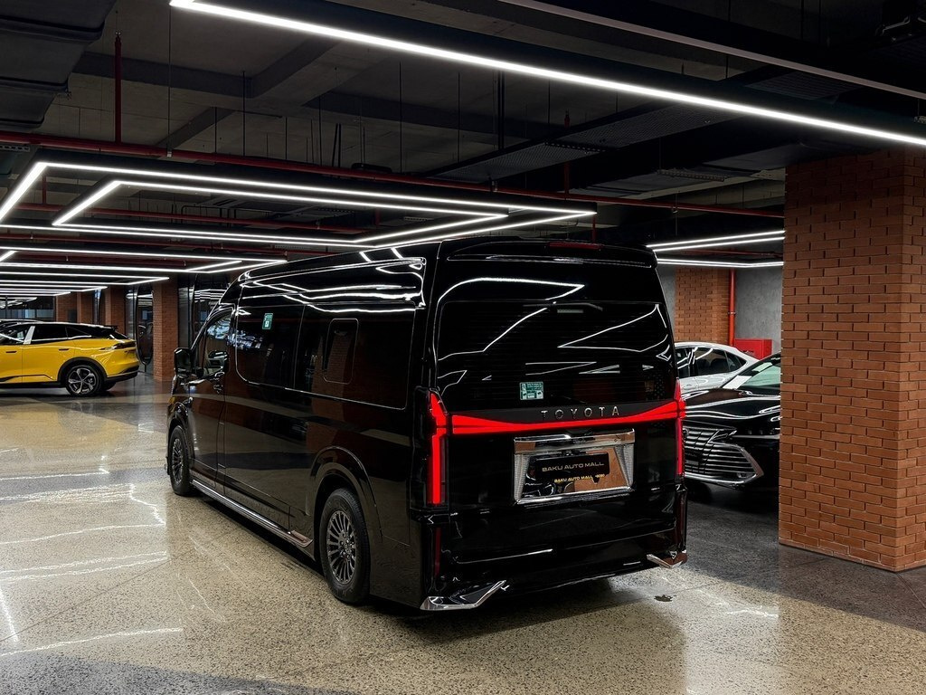 2025 Toyota HiAce, 3.5L, 2500km - Image 3
