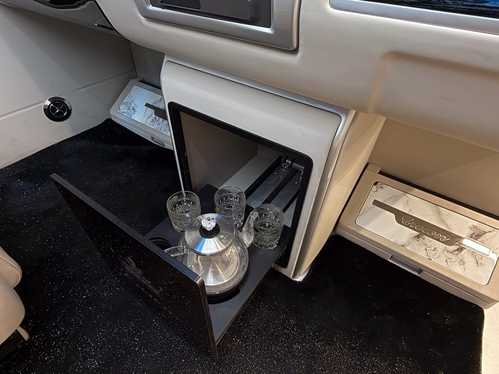 2025 Toyota HiAce, 3.5L, 2500km - Image 21