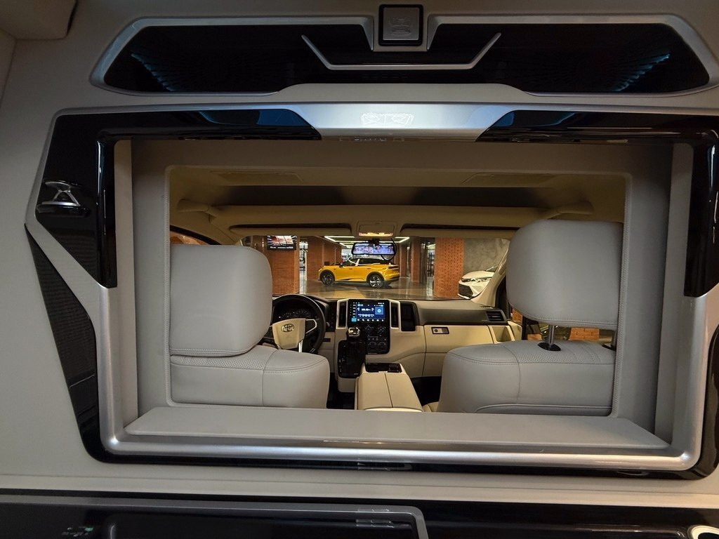 2025 Toyota HiAce, 3.5L, 2500km - Image 23