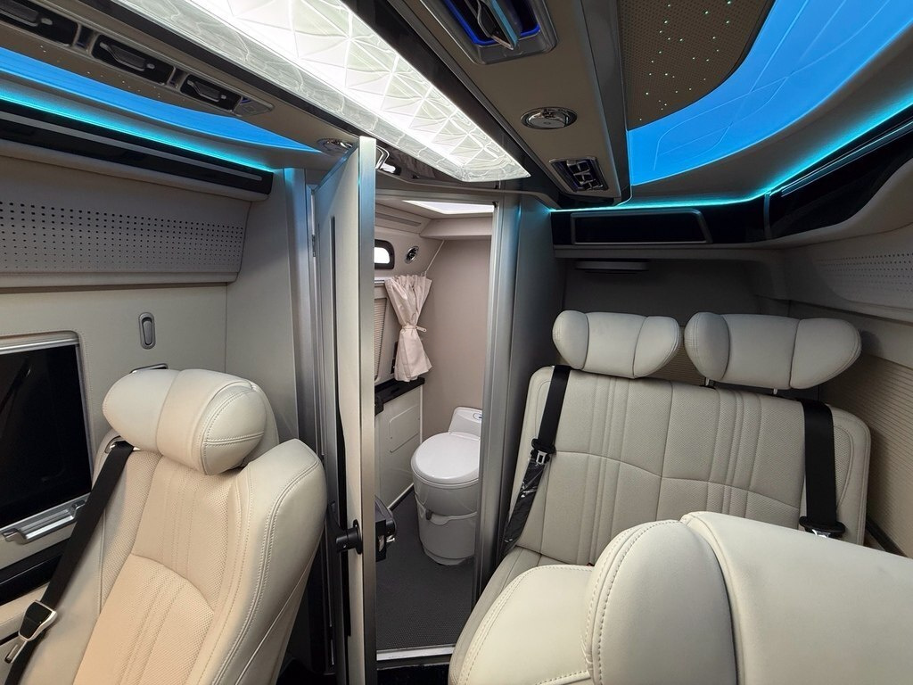 2025 Toyota HiAce, 3.5L, 2500km - Image 26