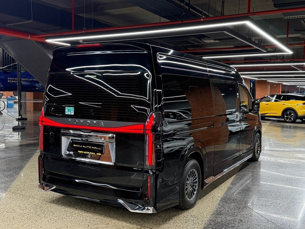 2025 Toyota HiAce, 3.5L, 2500km - Image 4