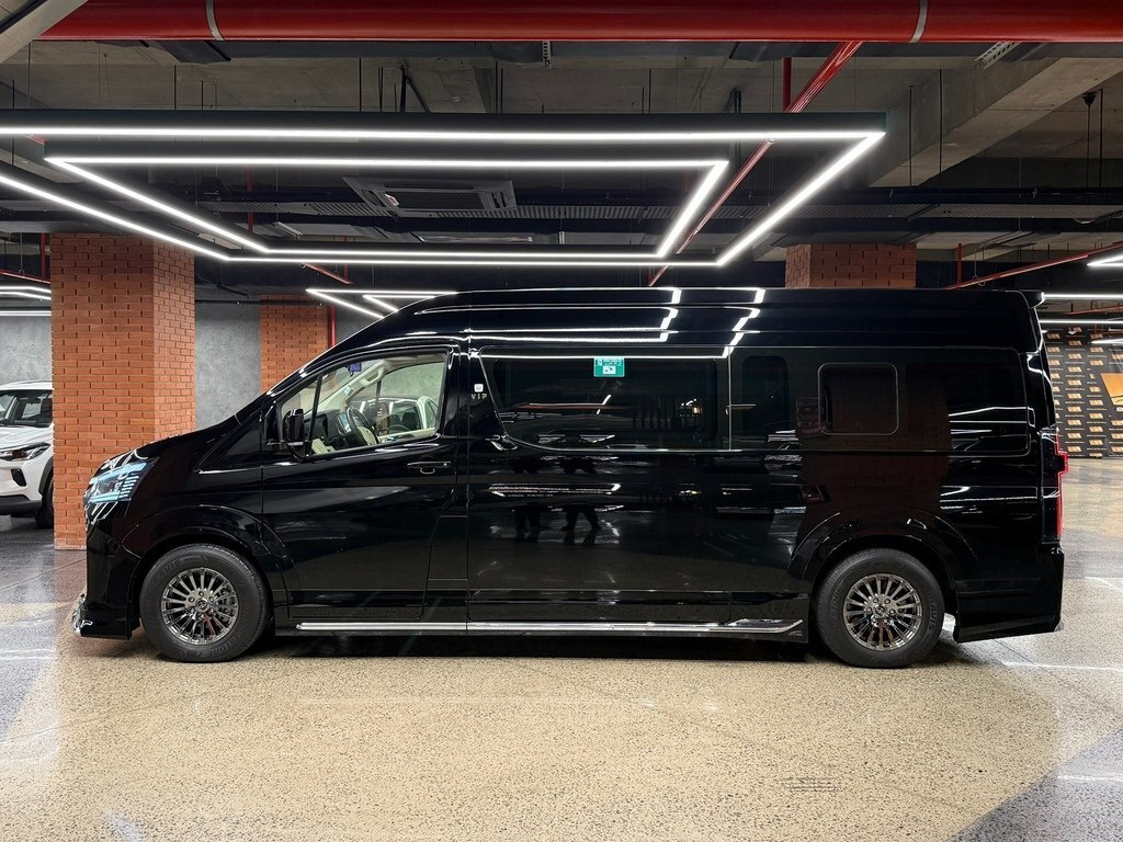 2025 Toyota HiAce, 3.5L, 2500km - Image 10