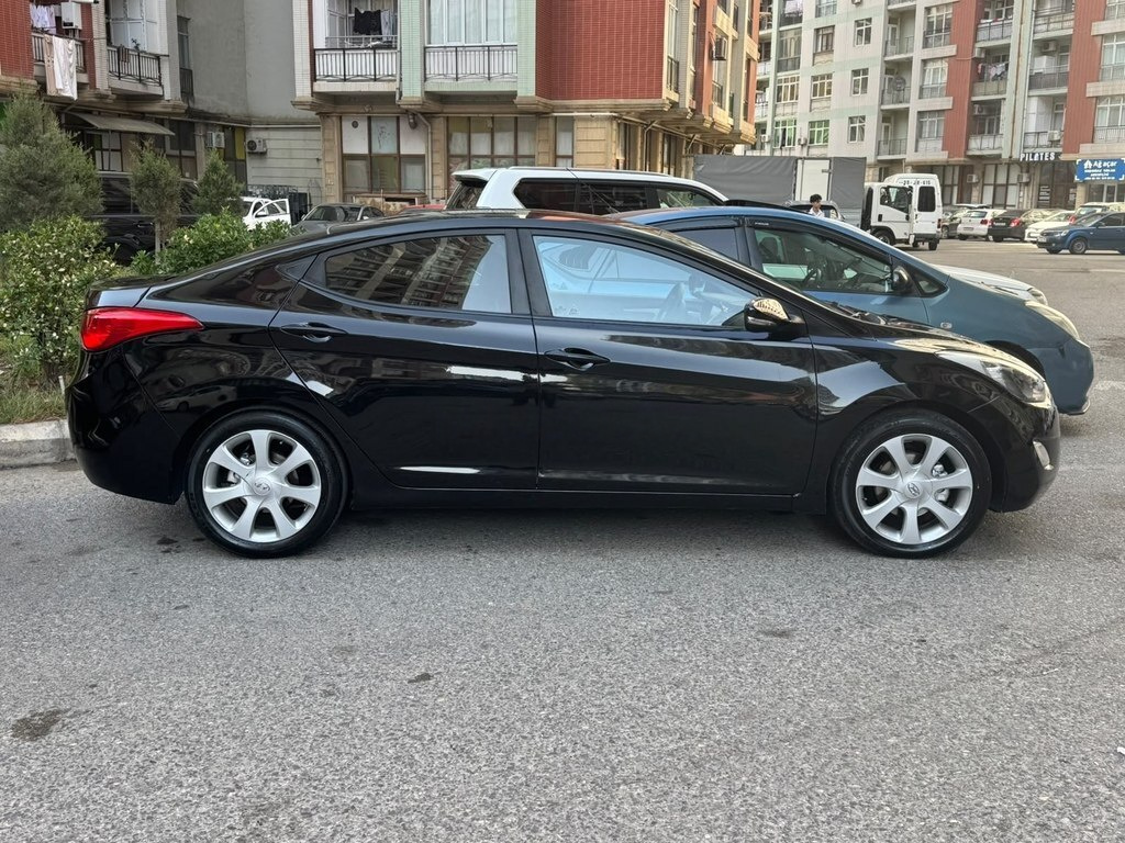 2012 Hyundai Elantra, 1.8L, 192000km - Image 2