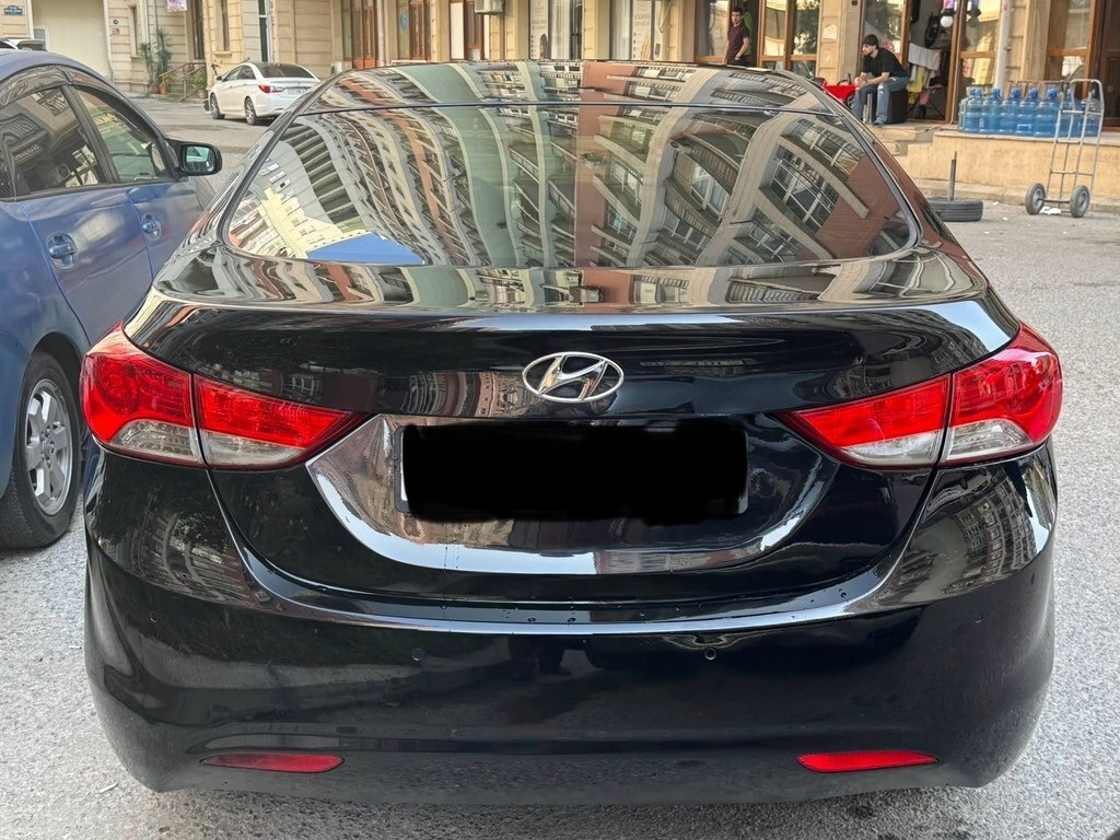 2012 Hyundai Elantra, 1.8L, 192000km - Image 3