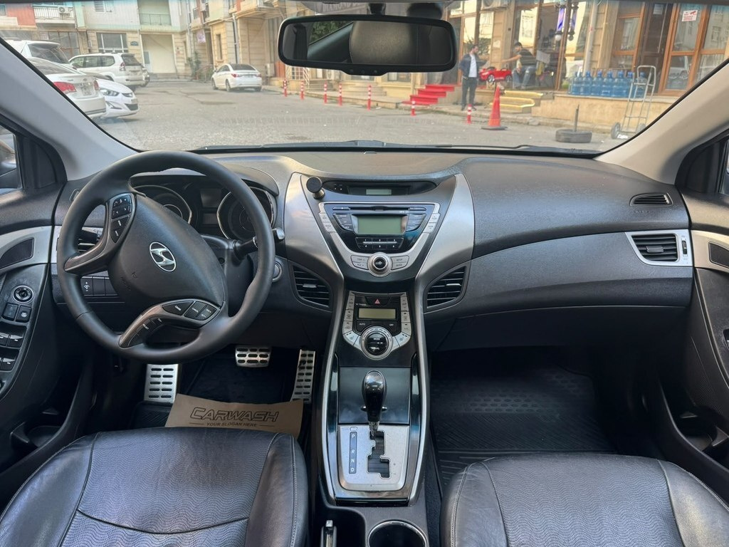 2012 Hyundai Elantra, 1.8L, 192000km - Image 4