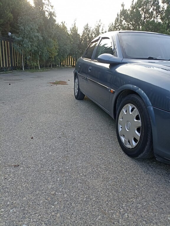 1998 Opel Vectra, 1.6L, 327000km - Image 9