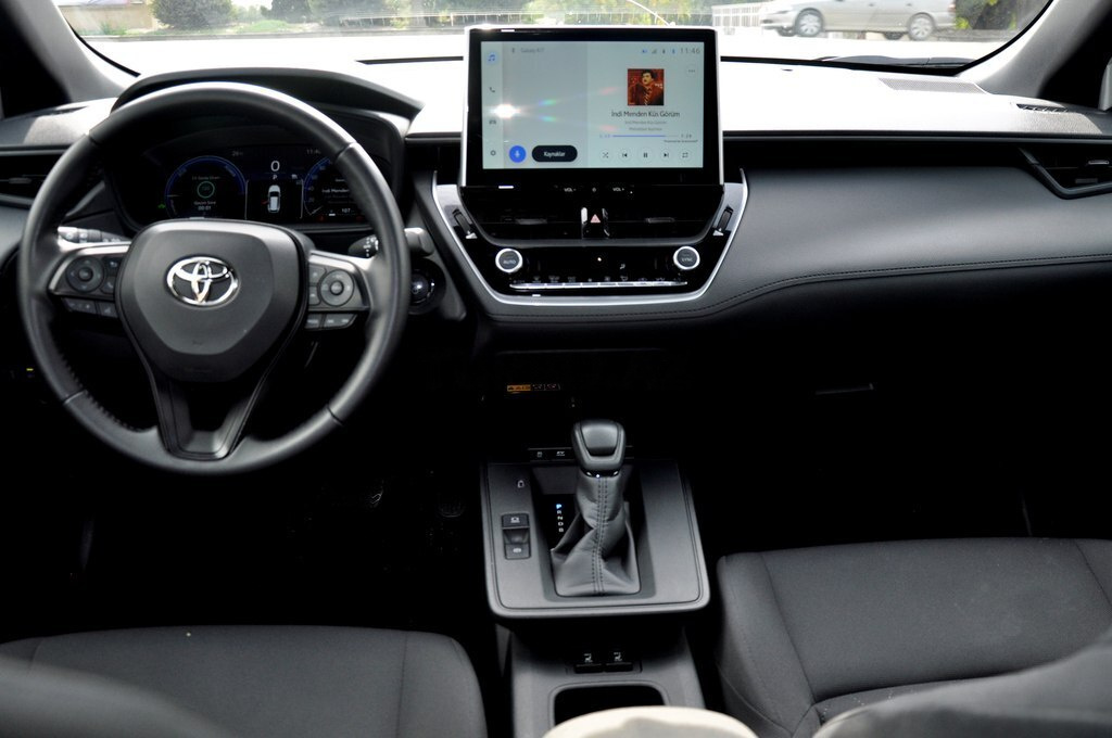 2025 Toyota Corolla Cross, 2.0L, 32000km - Image 14