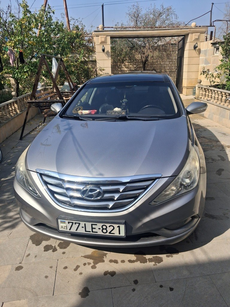 2010 Hyundai Sonata, 2.0L, 200000km - Image 1