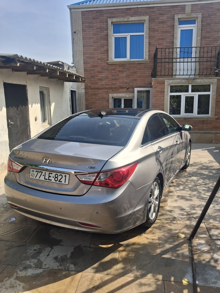 2010 Hyundai Sonata, 2.0L, 200000km - Image 4