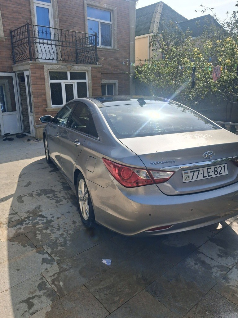 2010 Hyundai Sonata, 2.0L, 200000km - Image 5