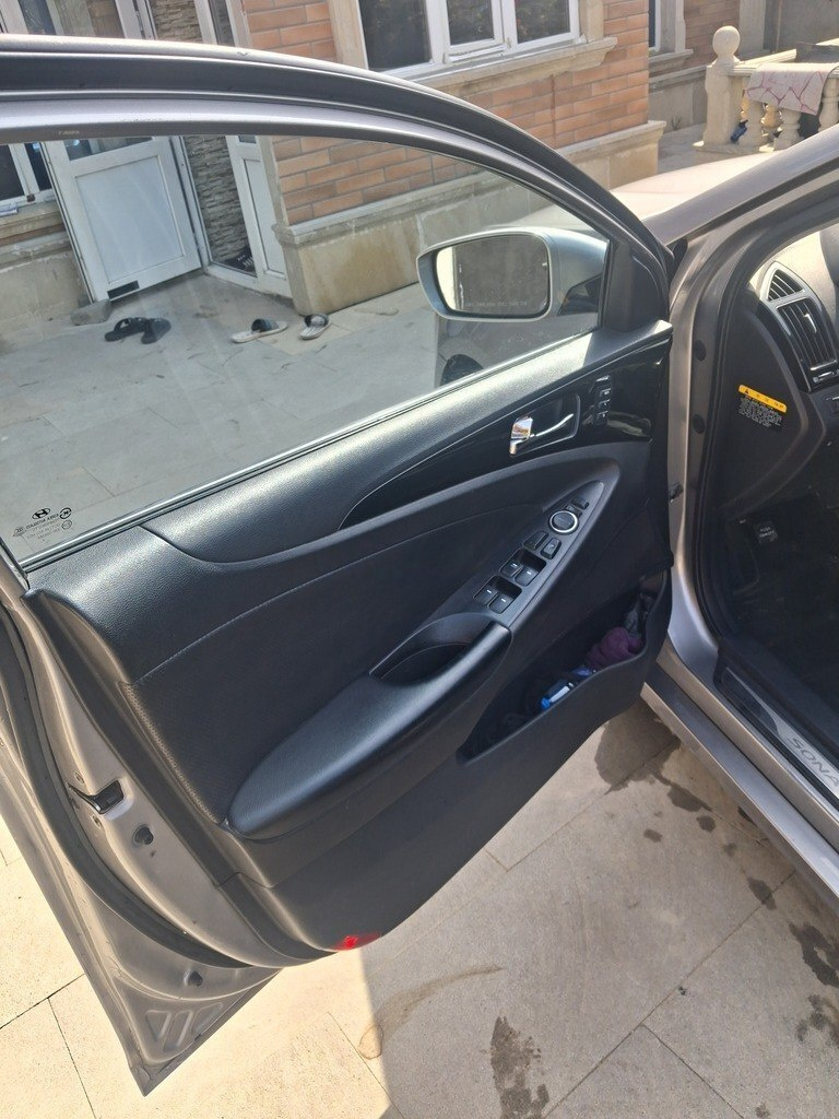 2010 Hyundai Sonata, 2.0L, 200000km - Image 8