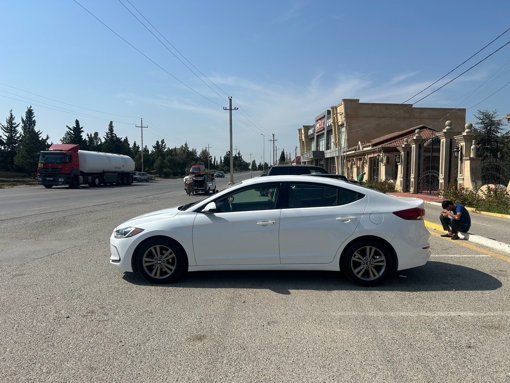 2017 Hyundai Elantra, 2.0L, 94000km - Image 4