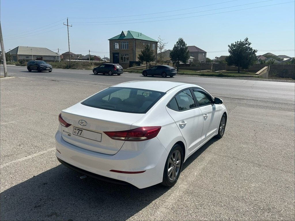 2017 Hyundai Elantra, 2.0L, 94000km - Image 5
