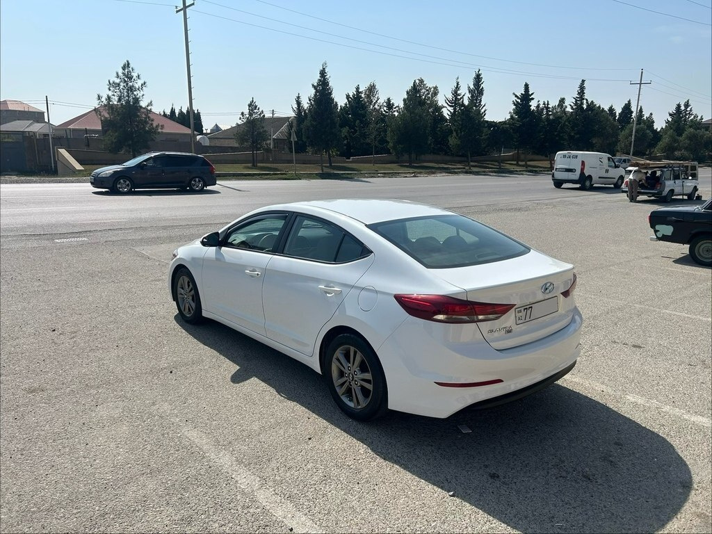 2017 Hyundai Elantra, 2.0L, 94000km - Image 6