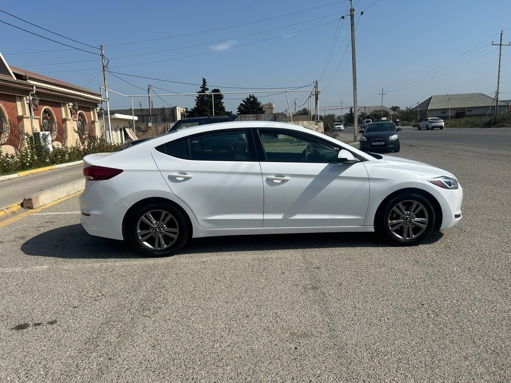 2017 Hyundai Elantra, 2.0L, 94000km - Image 7