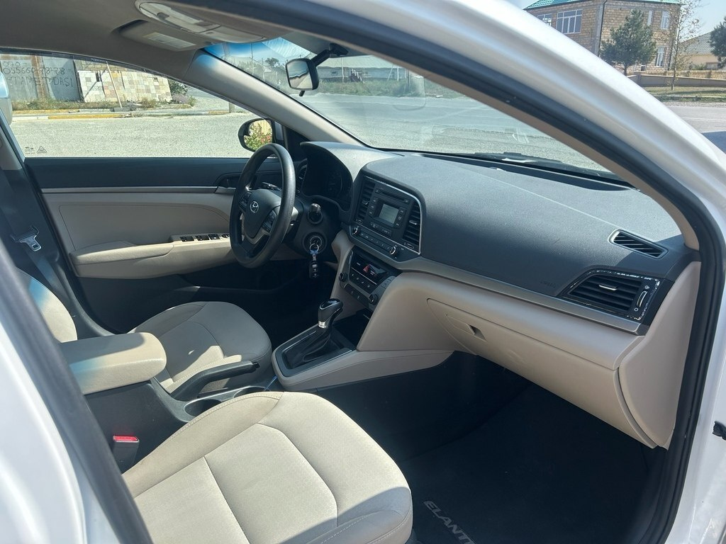 2017 Hyundai Elantra, 2.0L, 94000km - Image 8