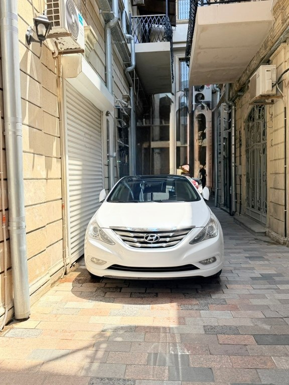 2010 Hyundai Sonata, 2.4L, 239000km - Image 1