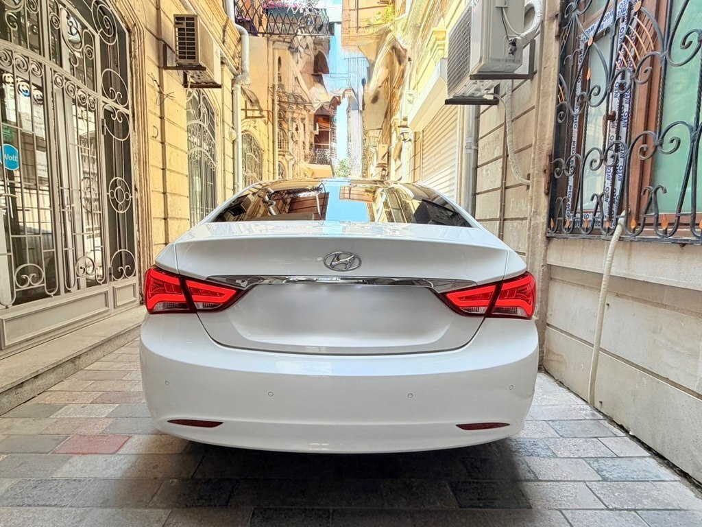 2010 Hyundai Sonata, 2.4L, 239000km - Image 2