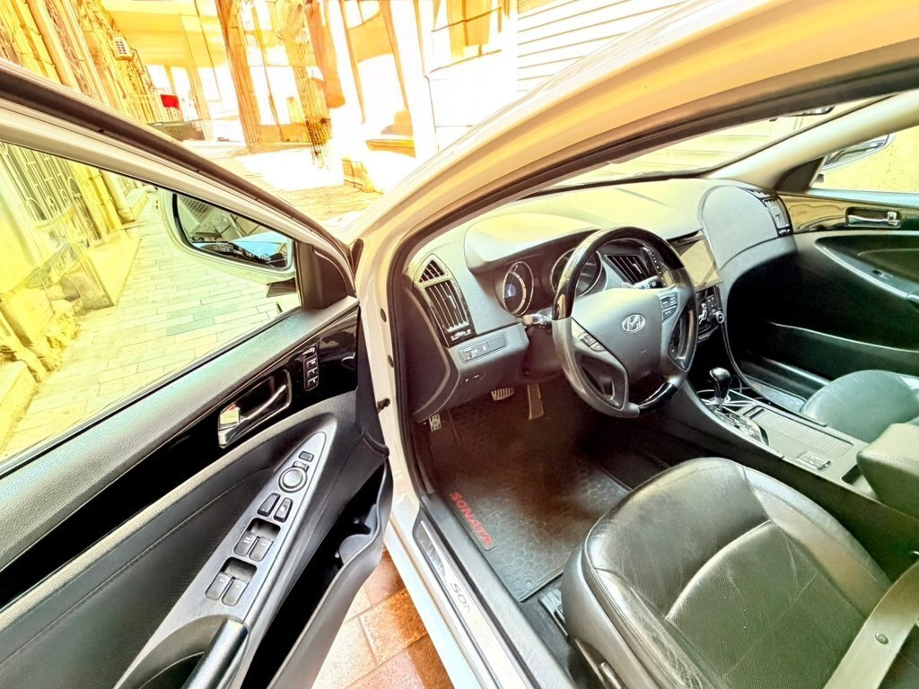 2010 Hyundai Sonata, 2.4L, 239000km - Image 11
