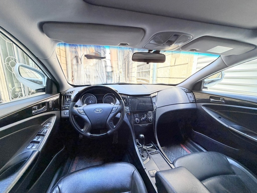 2010 Hyundai Sonata, 2.4L, 239000km - Image 14