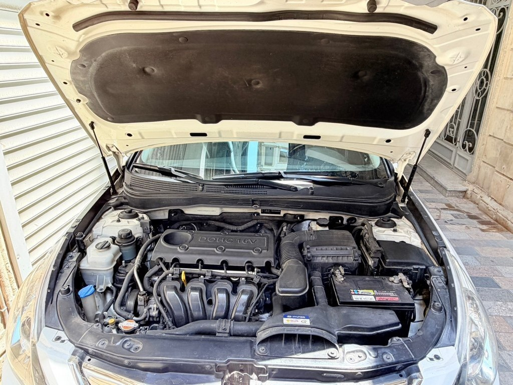 2010 Hyundai Sonata, 2.4L, 239000km - Image 8