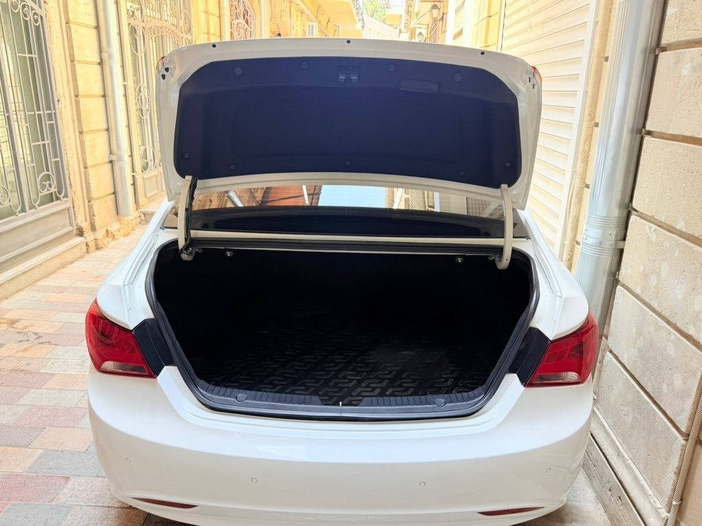 2010 Hyundai Sonata, 2.4L, 239000km - Image 9