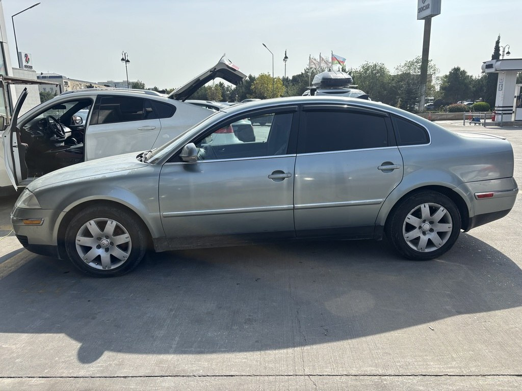 2004 Volkswagen Passat, 1.8L, 221000km - Image 2