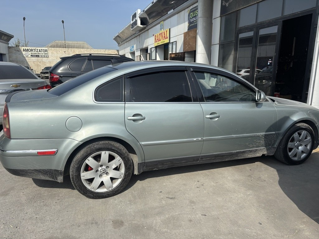 2004 Volkswagen Passat, 1.8L, 221000km - Image 3