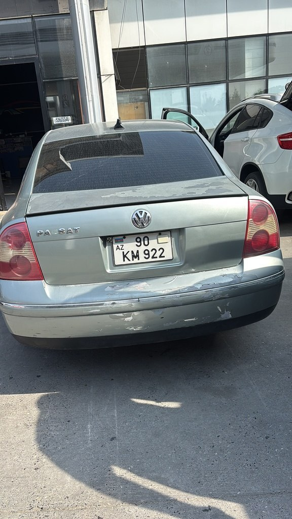 2004 Volkswagen Passat, 1.8L, 221000km - Image 4