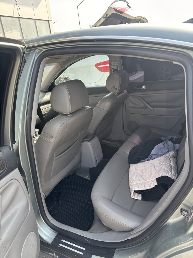 2004 Volkswagen Passat, 1.8L, 221000km - Image 6