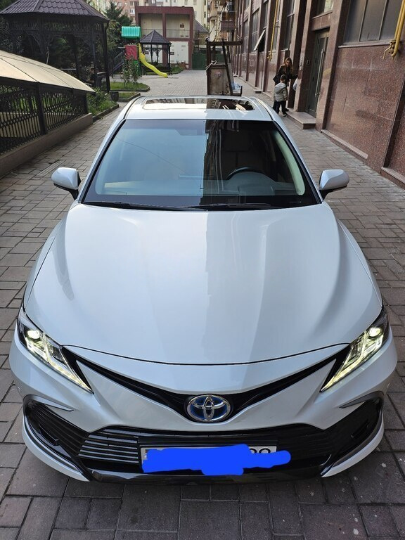 2023 Toyota Camry, 2.5L, 40200km - Image 2