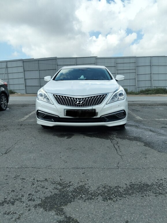 2015 Hyundai Grandeur, 2.2L, 260000km - Image 1