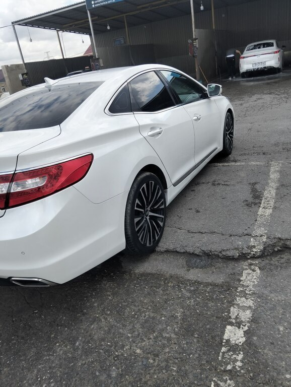 2015 Hyundai Grandeur, 2.2L, 260000km - Image 5
